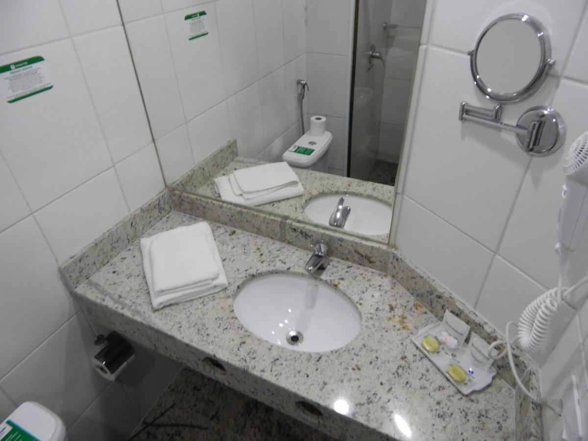 Quarto com 1 Cama de Casal Queen e 1 Cama de Solteiro
